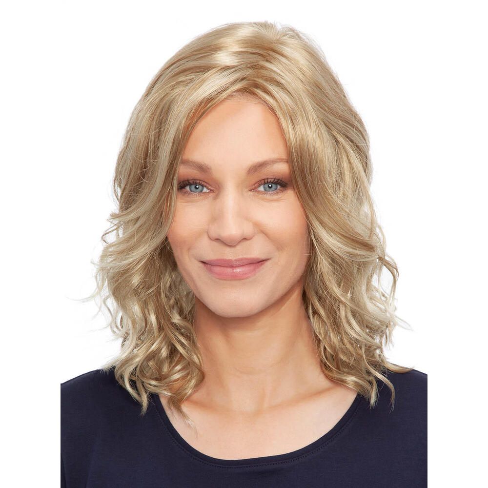Blond gewellte Perücke. Mittellange, blonde Haare mit sanften Wellen. Die Frau trägt ein dunkelblaues Oberteil.