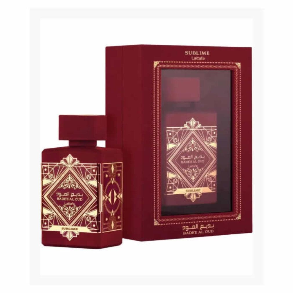 Rote Flasche mit goldfarbenen Verzierungen und arabischer Schrift. Steht neben einer roten Schachtel mit Fenster.