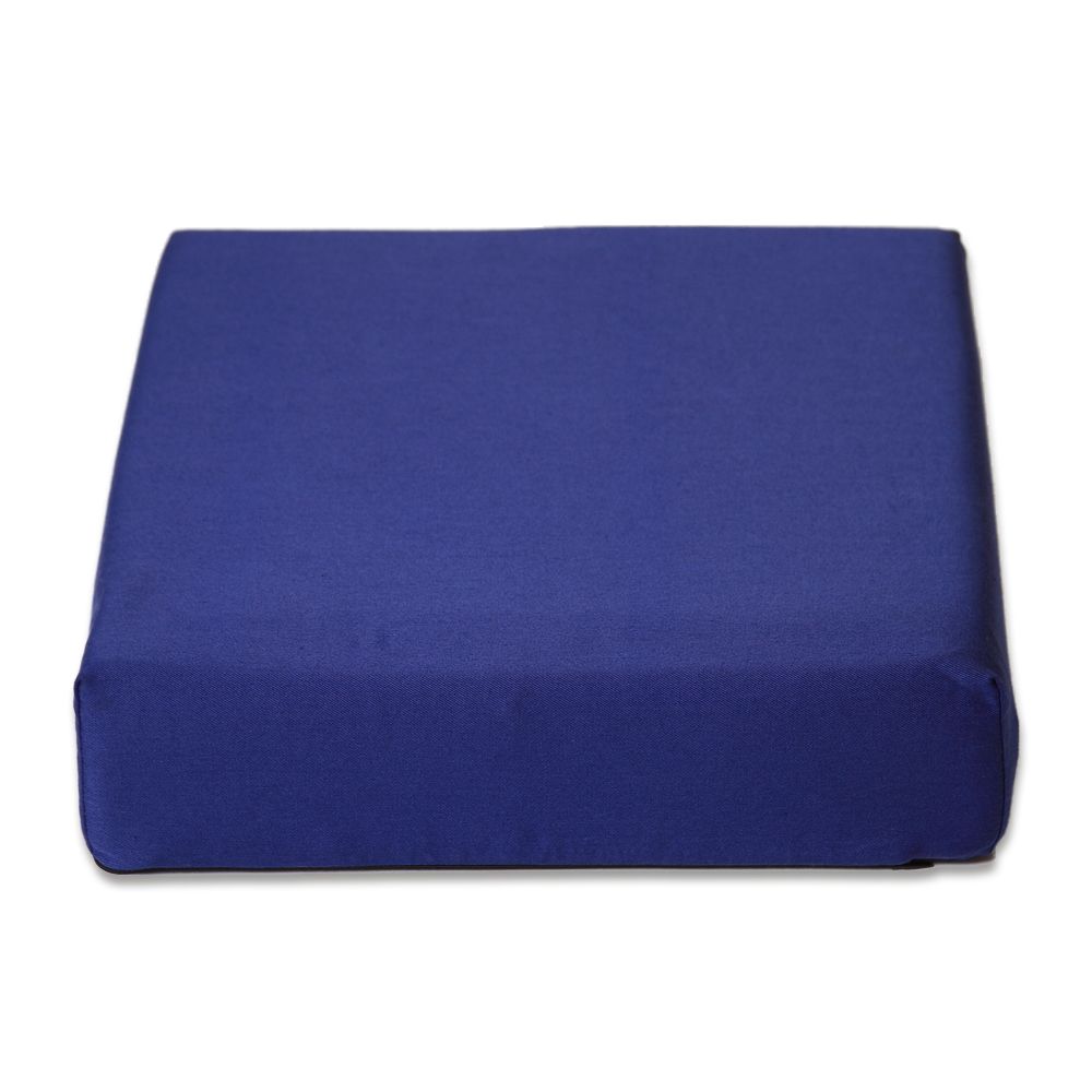 Blaues, quadratisches Sitzkissen.