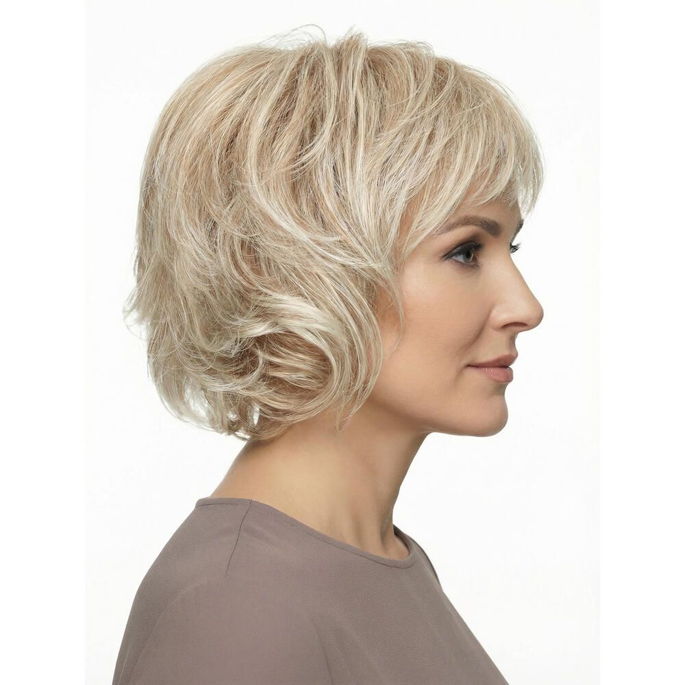 Blonde Perücke mit kurzem, gewelltem Schnitt. Seitenansicht einer Frau mit braunem Oberteil.