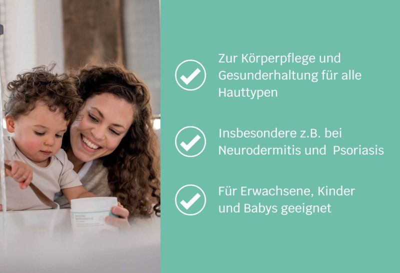 Mutter und Kind betrachten ein Produkt. Text: Für alle Hauttypen, Neurodermitis und Psoriasis, geeignet für Erwachsene, Kinder und Babys.
