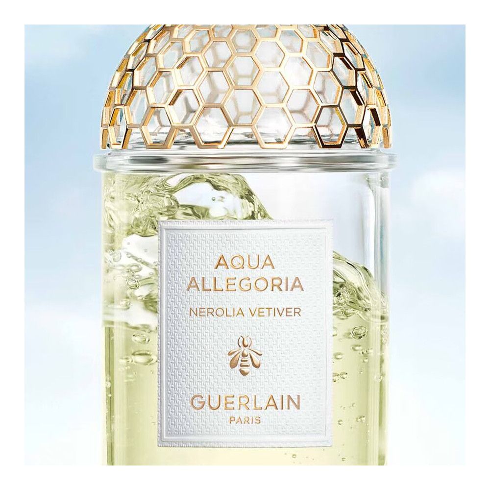 Glasflakon mit goldfarbenem Wabendesign und weißem Etikett. Auf dem Etikett steht 'Aqua Allegoria Nerolia Vetiver'.