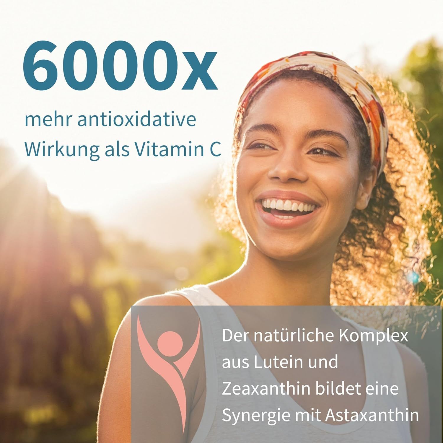 Una donna sorridente davanti a uno sfondo sfocato. Testo: 6000x più effetto antiossidante della vitamina C. Complesso naturale.