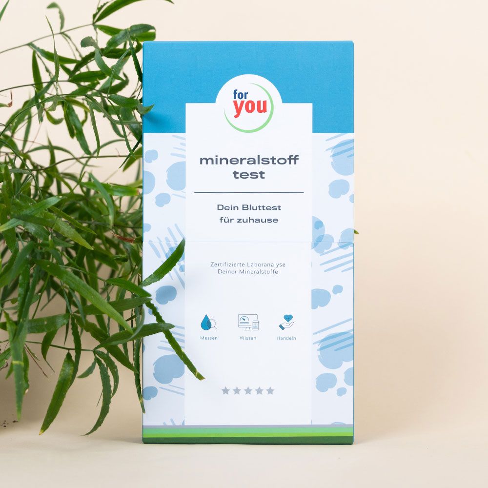 Bluttest-Verpackung. Blau-weiß. Text: for you, mineralstoff test, Dein Bluttest für zuhause. Sterne.