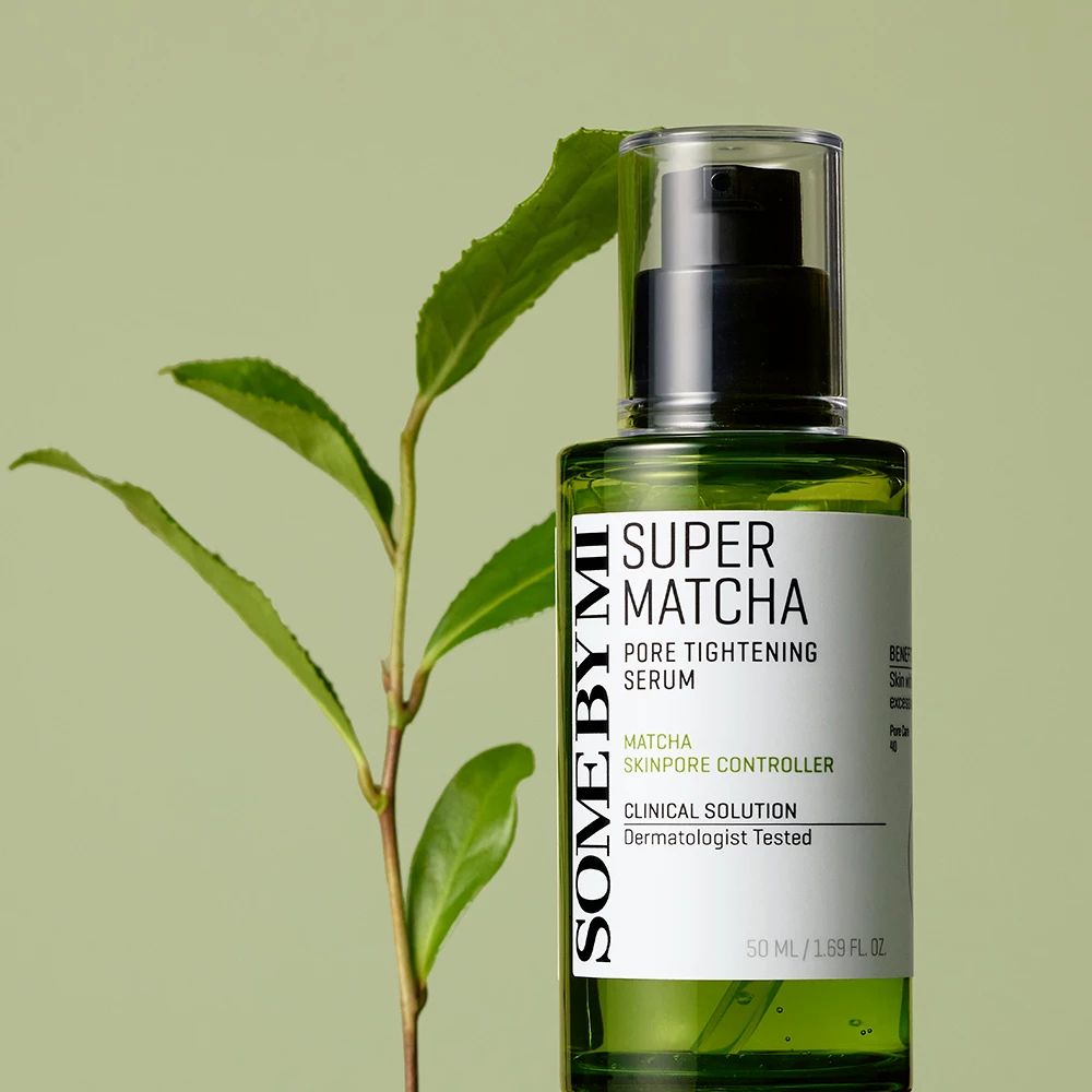 Grüne Serumflasche mit schwarzem Pumpkopf. Neben einer Pflanze. Text: Super Matcha Pore Tightening Serum.