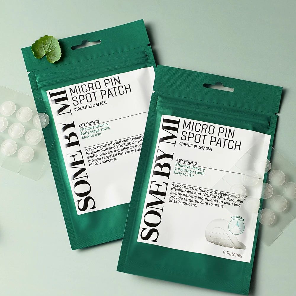 Zwei grüne Verpackungen mit Produktnamen und Text. Enthält 9 Pflaster. Marke: SOMEBYMI, Produkt: Micro Pin Spot Patch.