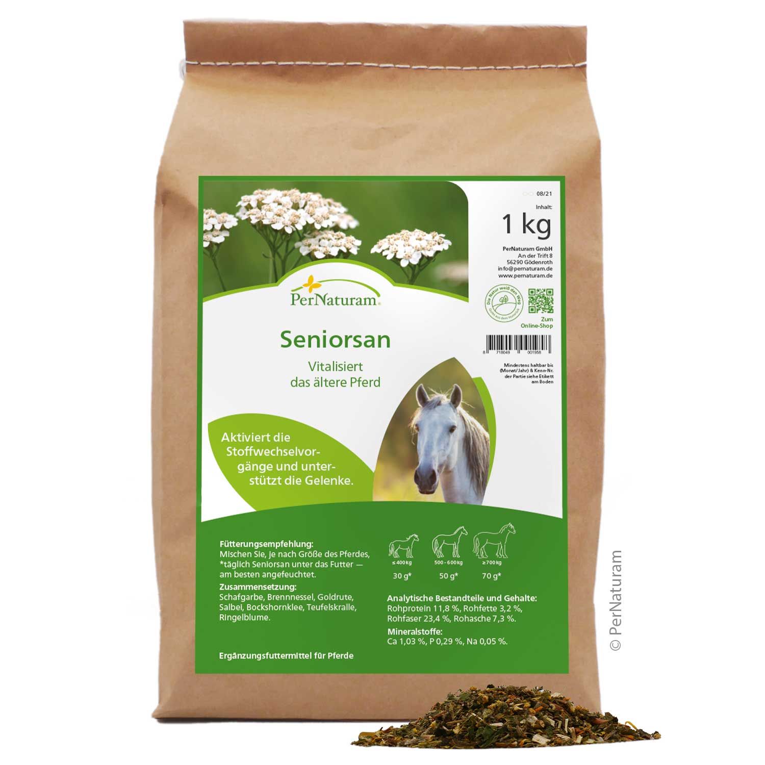 Brauner Papierbeutel Seniorsan Kräutermischung. Grünes Etikett mit Produktname, Logo und Informationen. 1 kg Packung. Kräuterhaufen unten.