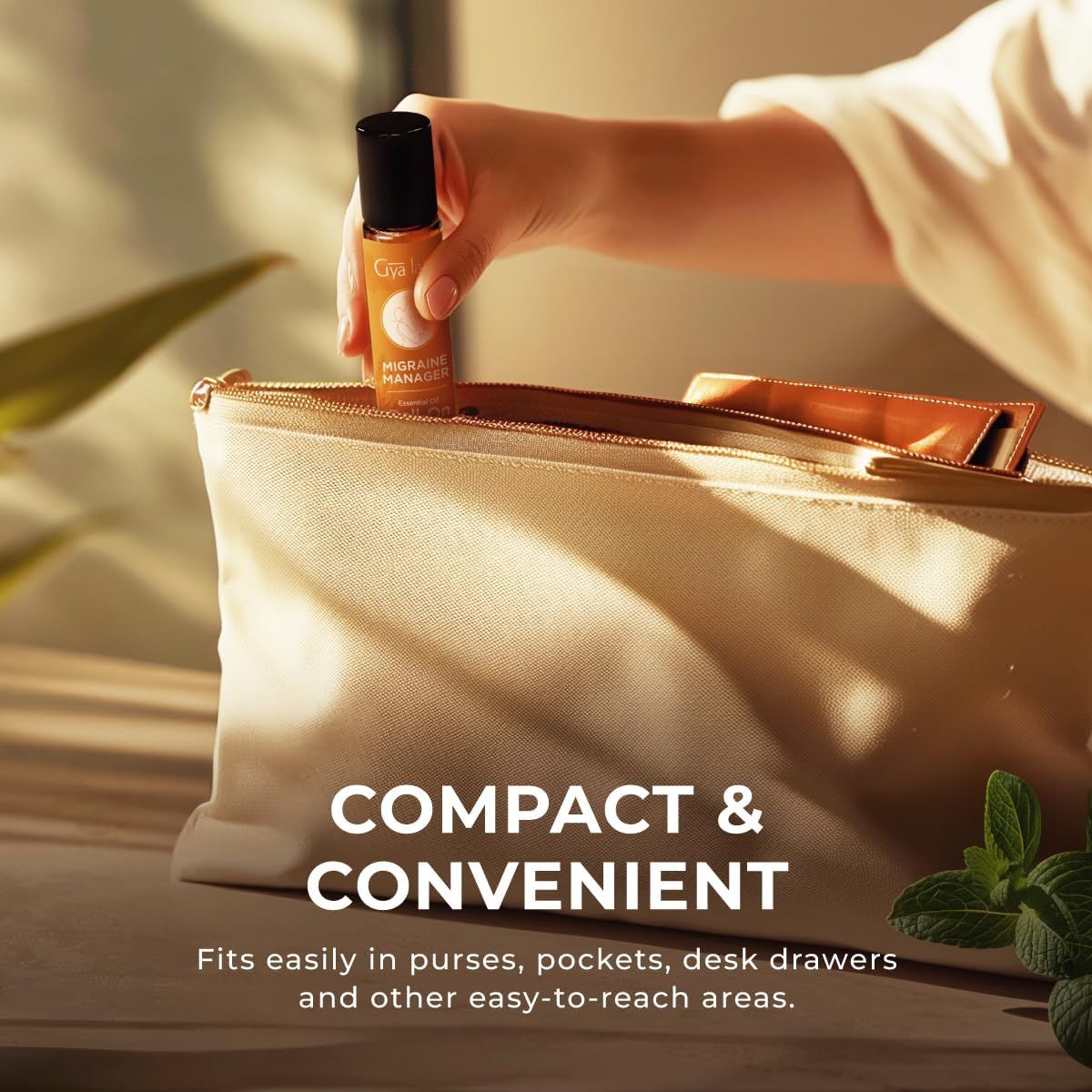 Braune Glasflasche mit Roll-on-Applikator in einer beigen Kosmetiktasche. Text: Compact & Convenient.