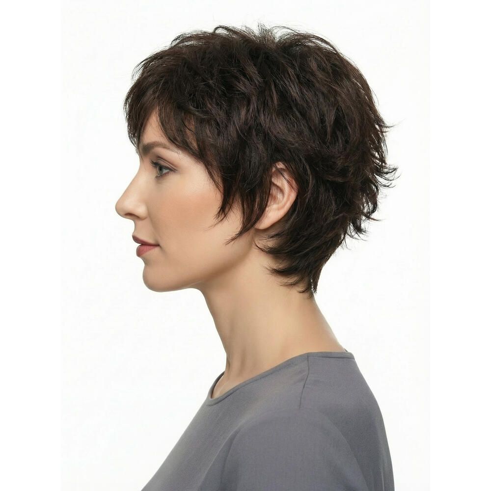 Kurzhaarperücke in Braun. Frau mit Perücke, Profilansicht. Kurzer, gestufter Schnitt.