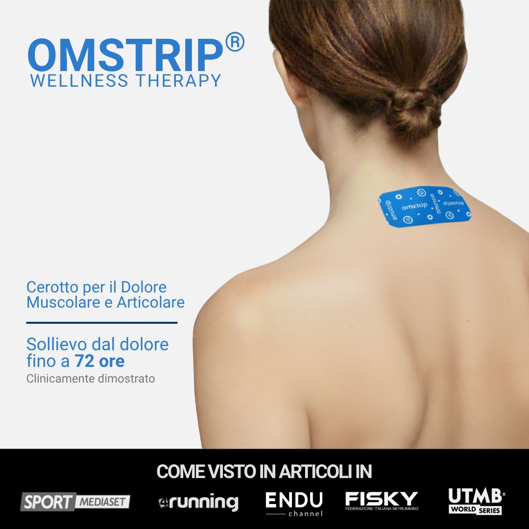 Rücken einer Frau mit einem blauen Omstrip-Pflaster. Text: Omstrip Wellness Therapy. Cerotto per il Dolore Muscolare e Articolare.