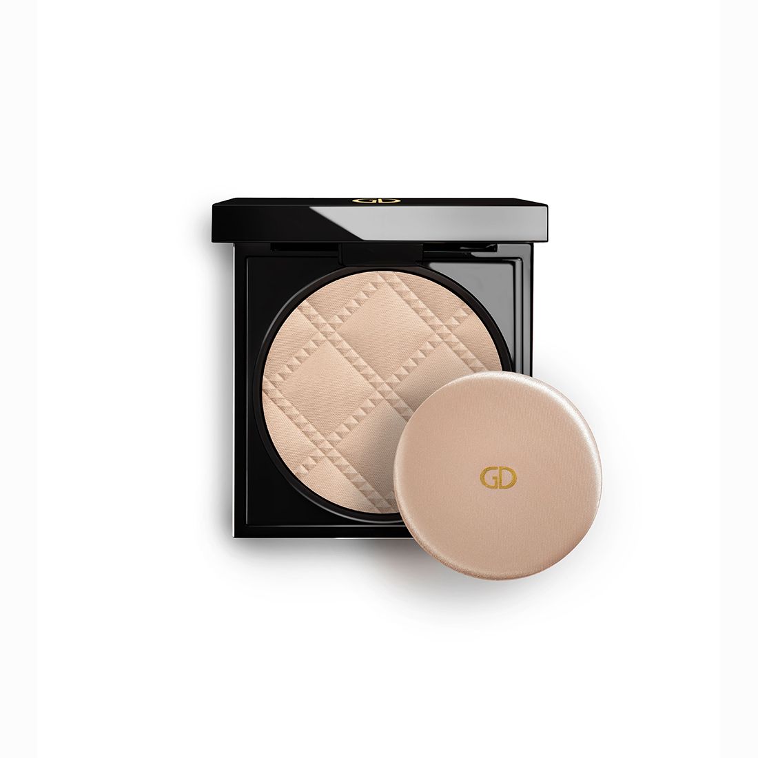Kompaktpuder in schwarzer Hülle mit offenem Deckel. Beige Puder mit geprägtem Muster. Separater Puderquaste.