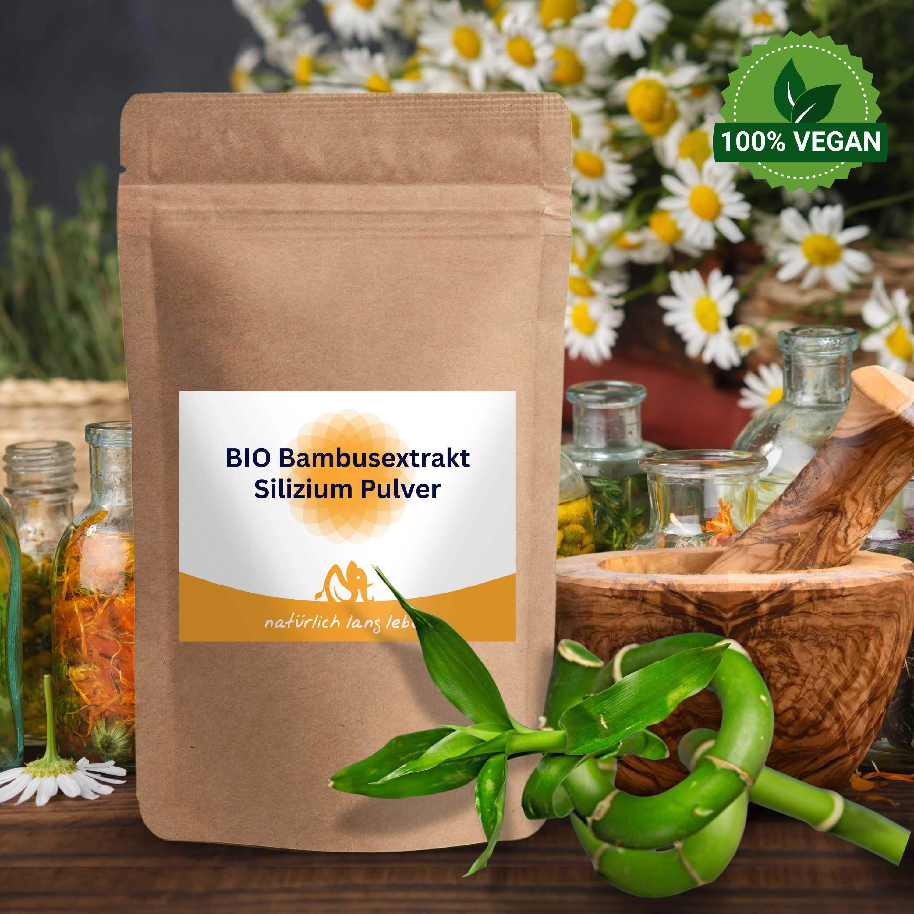 Braune Papiertüte mit BIO Bambusextrakt Silizium Pulver Etikett, umgeben von Kräutern und Fläschchen.