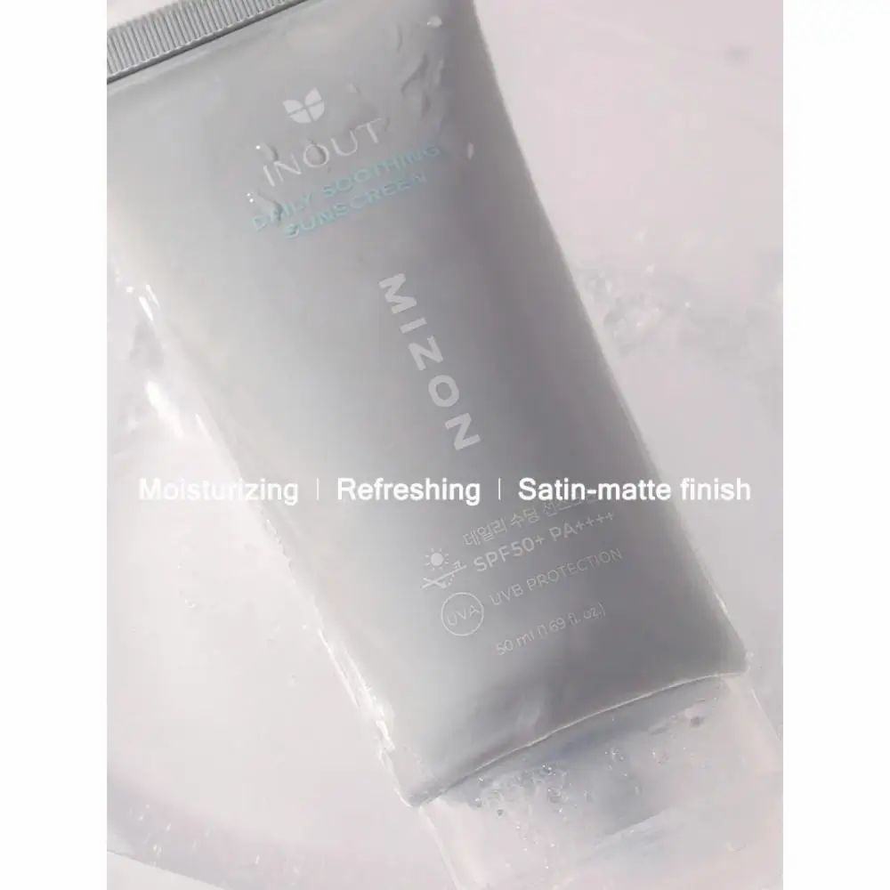 Graue Tube mit Produktaufdruck, liegt in Wasser. Schriftzug: MIZON, INOUT, DAILY SOOTHING SUNSCREEN, SPF50+ PA++++. Text: Moisturizing, Refreshing, Satin-matte finish.