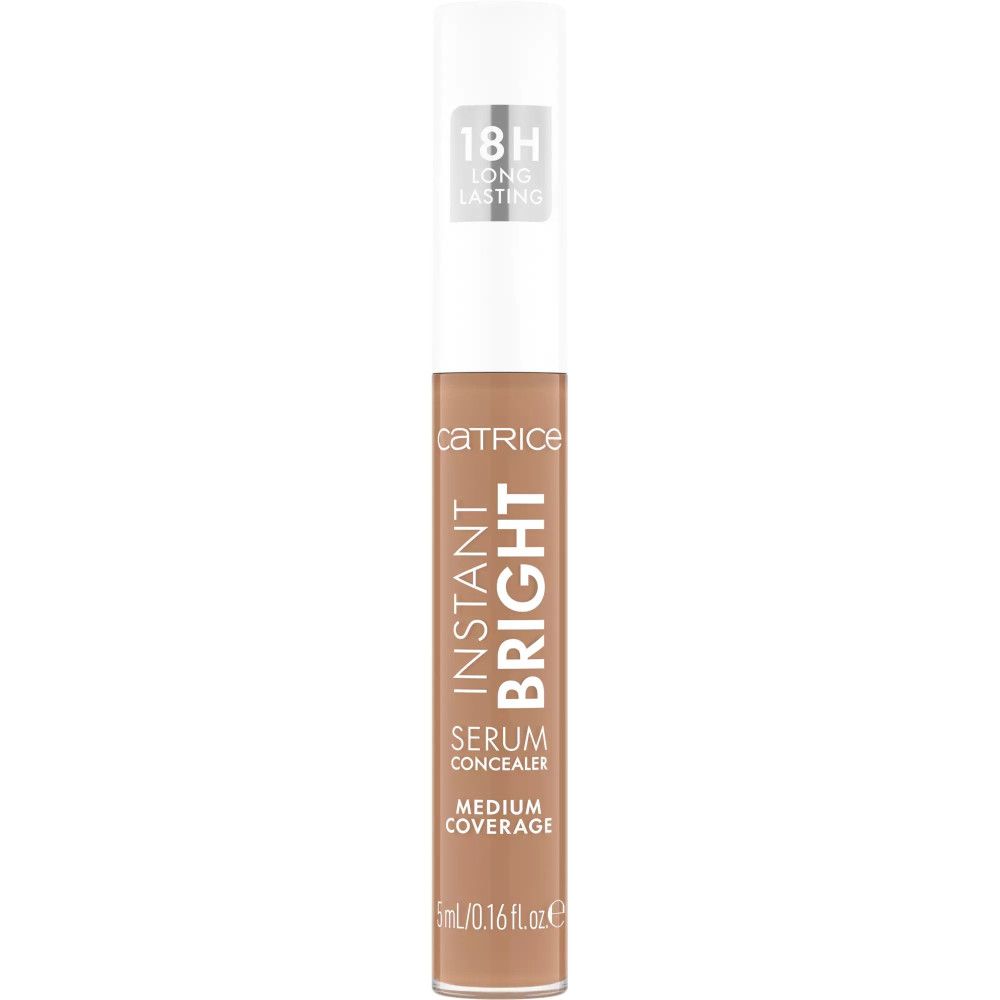 Concealer-Tube mit weißem Deckel. Aufschrift: CATRICE, INSTANT BRIGHT, SERUM CONCEALER, MEDIUM COVERAGE, 18H LONG LASTING.