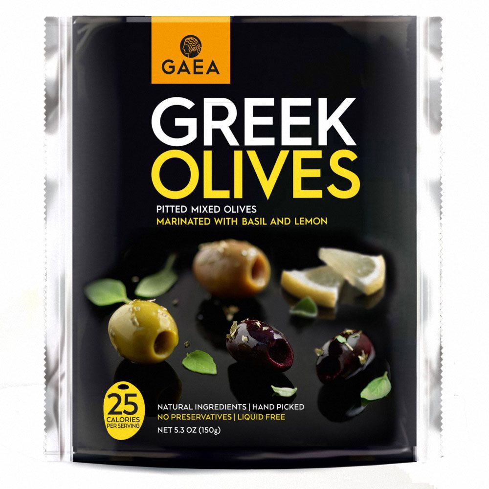 Verpackung mit GAEA griechischen Oliven. Aufschrift: GREEK OLIVES, mariniert mit Basilikum und Zitrone. Enthält Oliven, Basilikumblätter und Zitronenscheiben.