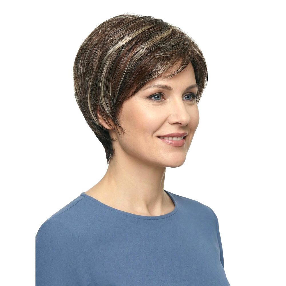 Kurzhaarperücke mit braunen und blonden Strähnen. Nahaufnahme einer Frau mit blauem Oberteil.