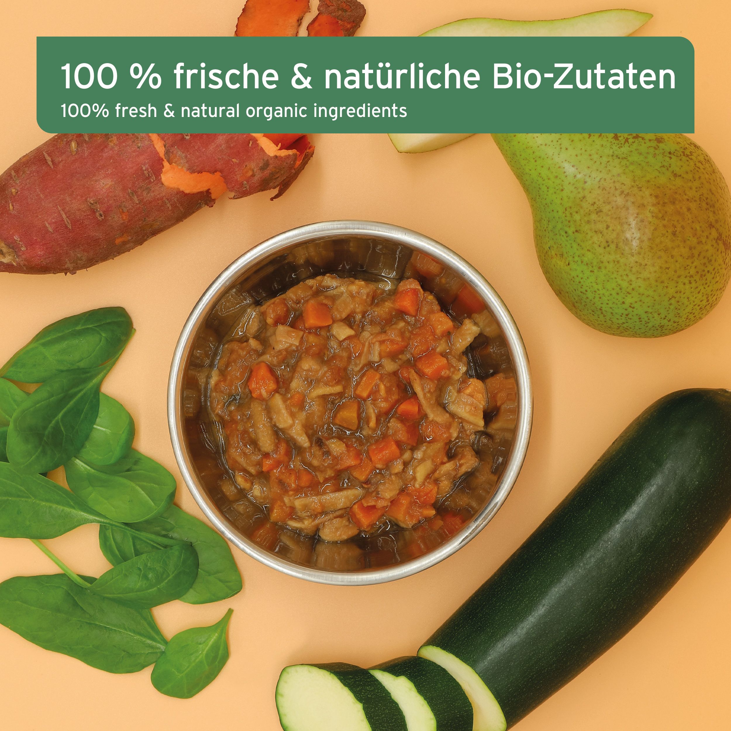 Schüssel mit BARF-Püree, umgeben von Zutaten: Süßkartoffel, Birne, Zucchini, Spinat. Auf gelbem Hintergrund.