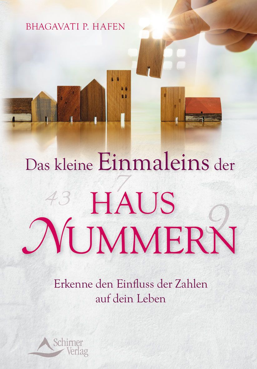 Buchcover: "Das kleine Einmaleins der Hausnummern". Titel in Pink. Autor: Bhagavati P. Hafen. Verlag: Schirner Verlag. Holzhaus-Illustration.