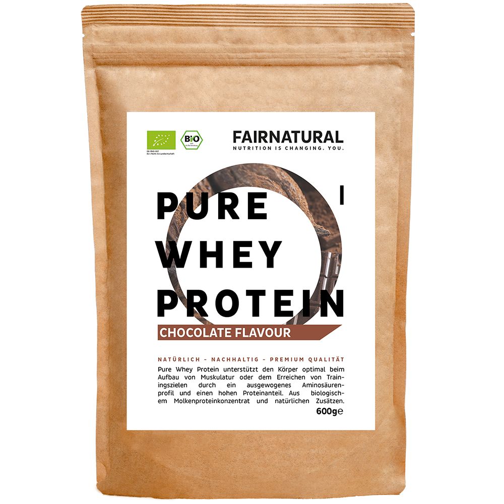Beutel FAIRNATURAL Bio Whey Protein-Pulver. Text: Pure Whey Protein, Chocolate Flavour, 600g. Zertifiziertes Bio Protein.