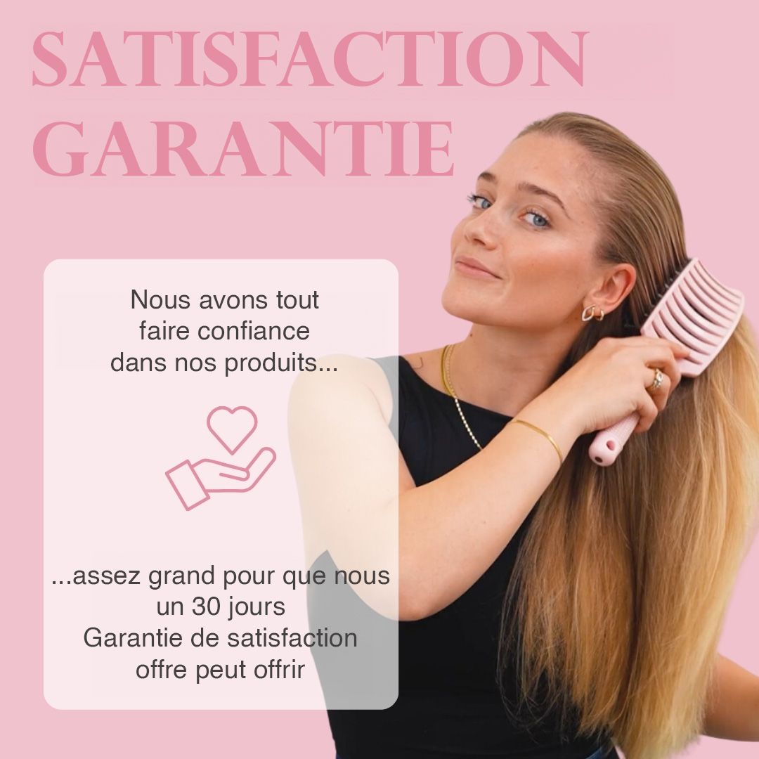 Une femme se coiffe avec une brosse à palette incurvée rose. Texte : Garantie de satisfaction.