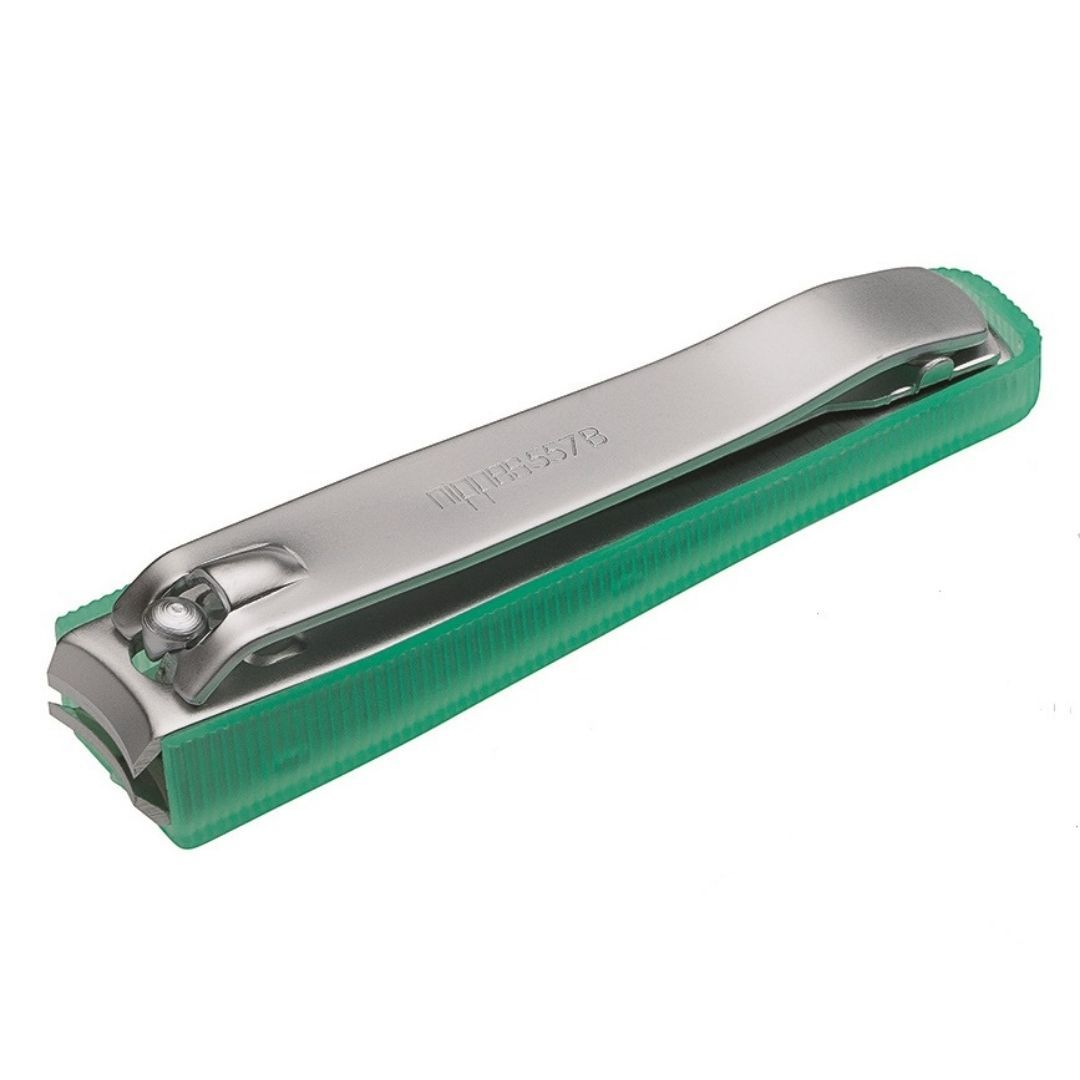 Fußnagelknipser mit grünem Griff. Metallklinge, silberfarben. Nagelfang integriert. Auf weißem Hintergrund.