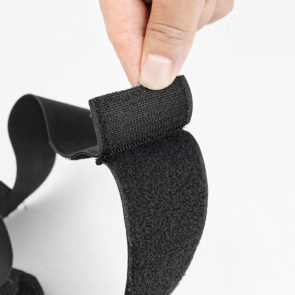 Nahaufnahme des Klettverschlusses am Leistenstützgürtel. Der Klettverschluss ist schwarz.