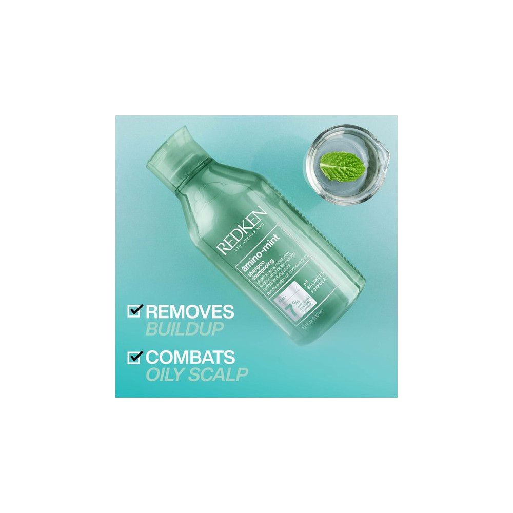 Redken Amino Mint Shampoo, Flasche und Minzblatt. Text: Entfernt Ablagerungen, bekämpft fettige Kopfhaut.
