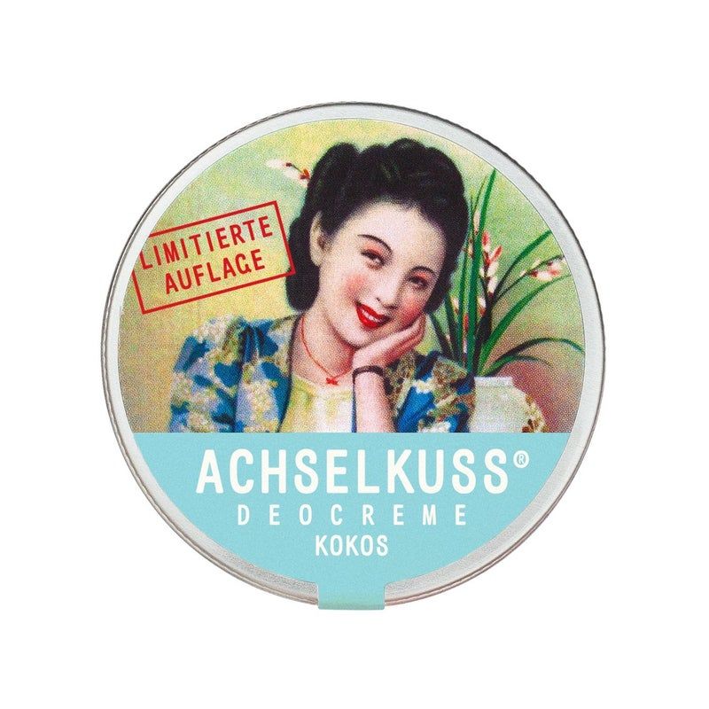 Runde Dose mit Deckel. Auf dem Deckel ein Bild einer Frau. Text: ACHSELKUSS DEOCREME KOKOS. Aufkleber: LIMITIERTE AUFLAGE.