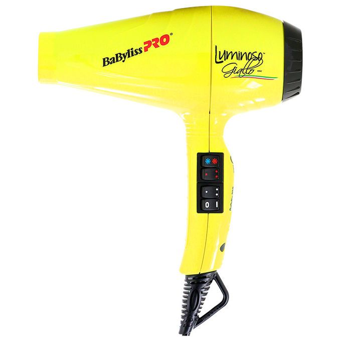 È raffigurato un asciugacapelli giallo BaByliss Pro Italo Luminoso Giallo 2100 W, MADE IN ITALY. Presenta comandi neri e un'uscita dell'aria nera. Il testo "BaByliss Pro" è in rosso, e "Luminoso Giallo" è in corsivo.