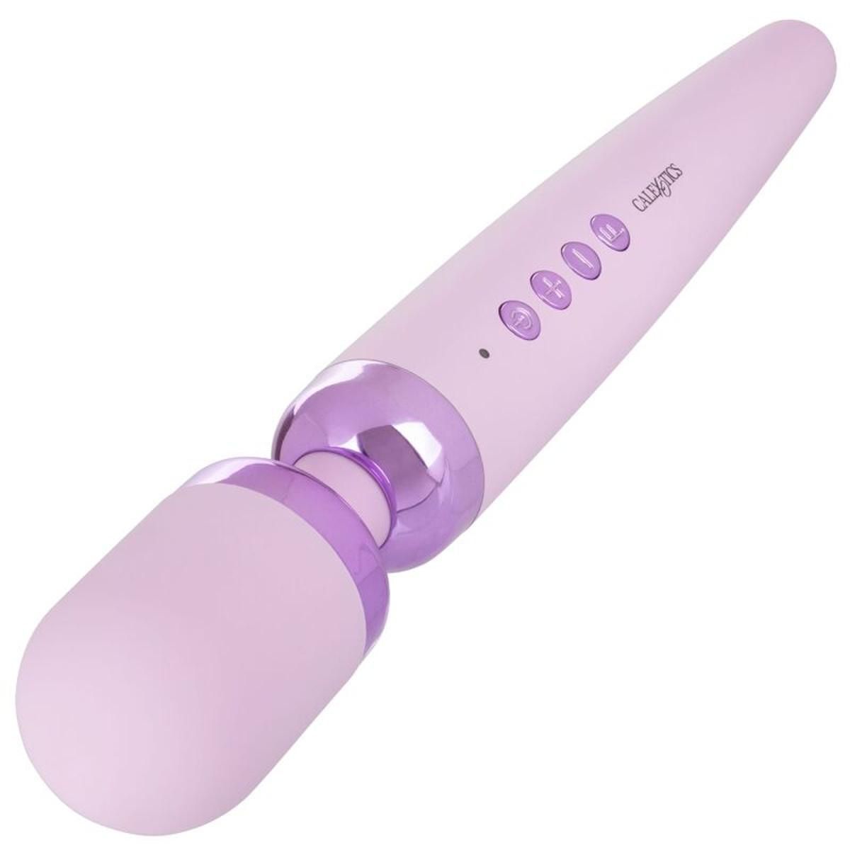 Lila Massagestab. Zylindrischer Griff, abgerundeter Kopf. Knöpfe und Markenschriftzug CALIFORNIAN EXOTICS.