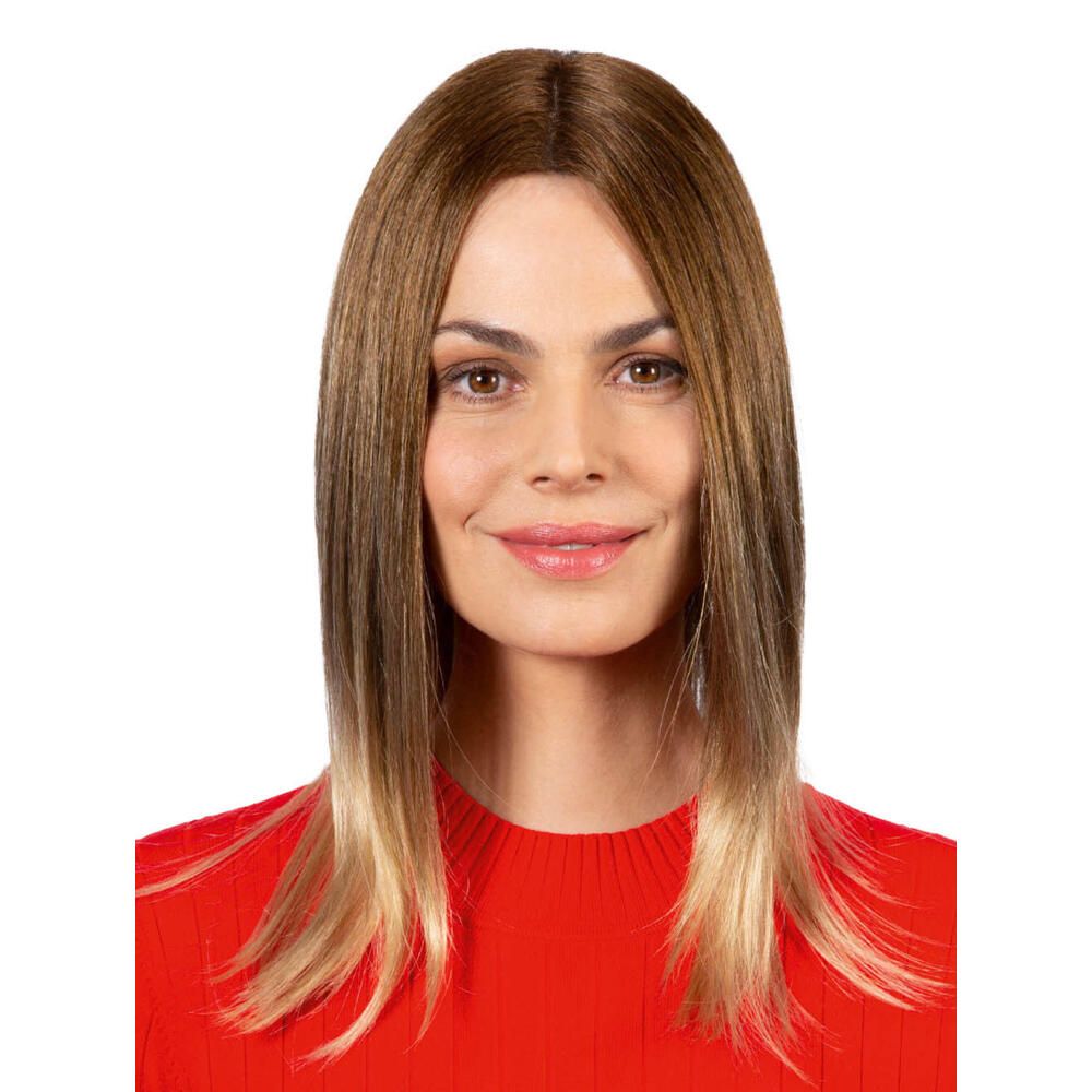 Perücke Filippa von trendhair. Mittellanges Haar, braun mit blonden Spitzen. Frau trägt rotes Oberteil. Frontansicht.