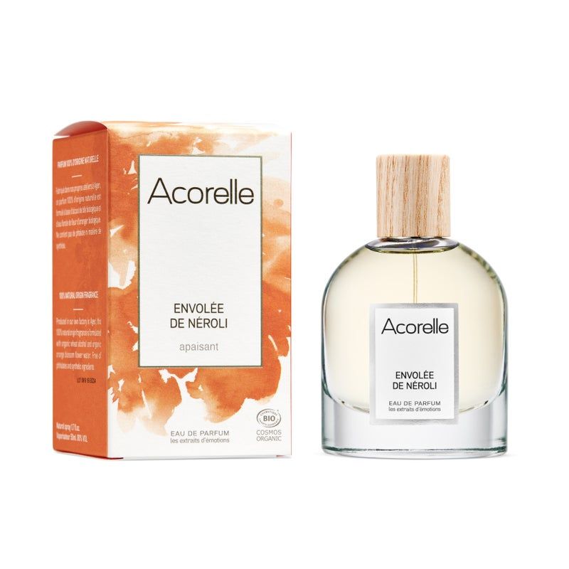 Parfümflasche und Schachtel. Auf der Flasche steht "Acorelle Envolée de Néroli". Die Schachtel ist orangefarben mit weißer Schrift.