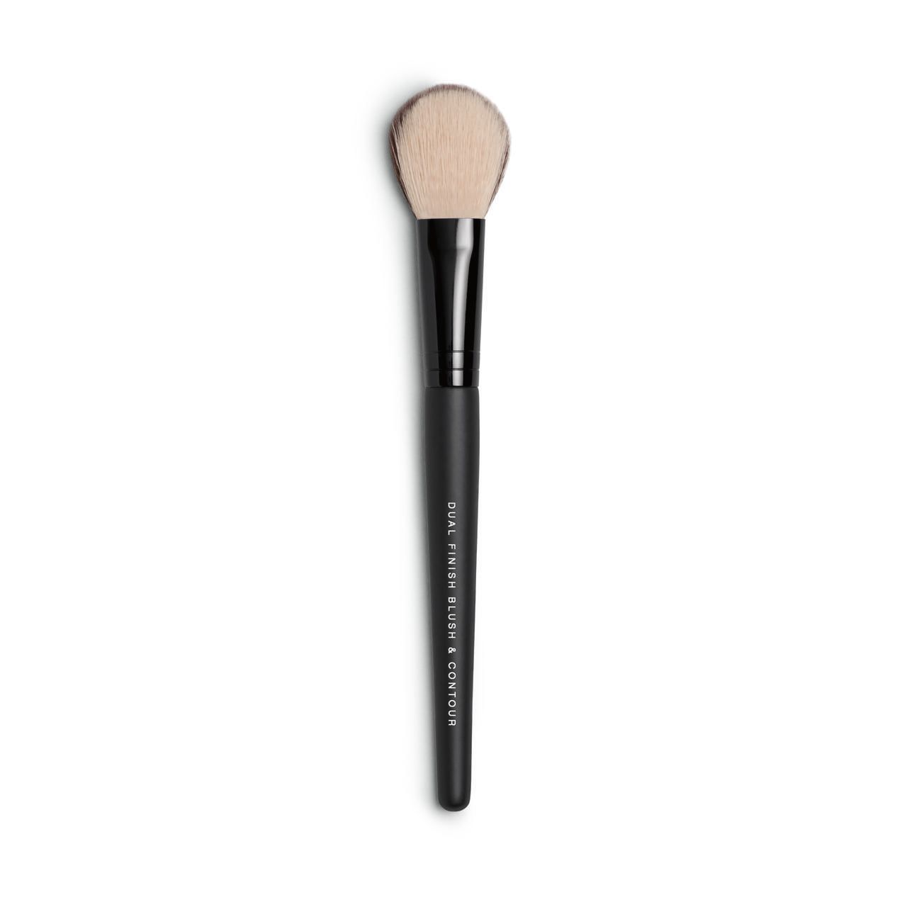Schwarzer Pinsel mit hellem Pinselkopf. Auf dem Griff steht "DUAL FINISH BLUSH & CONTOUR".