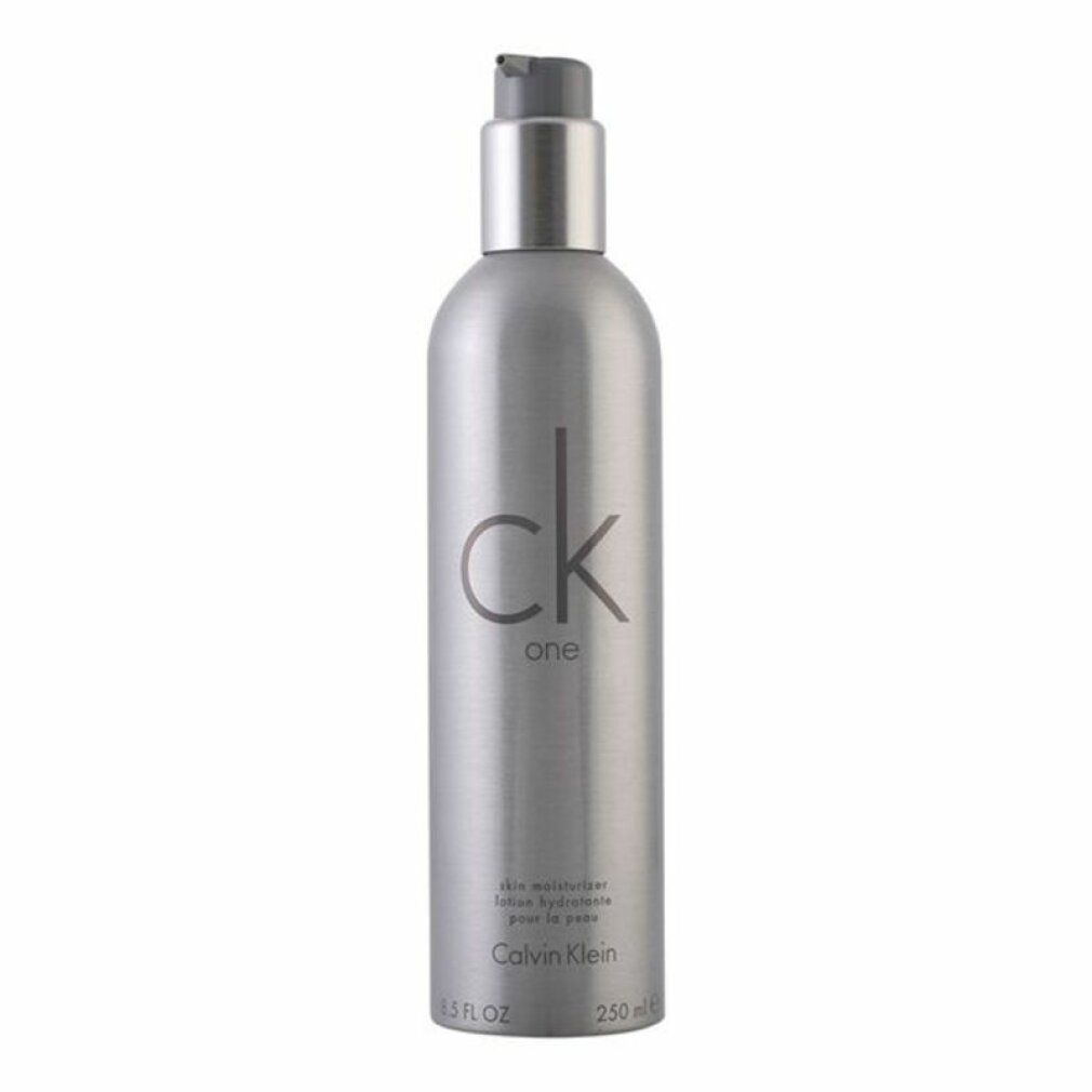 Silberne Flasche mit Pumpe. Aufschrift: ck one, Calvin Klein. Enthält 250 ml Lotion.
