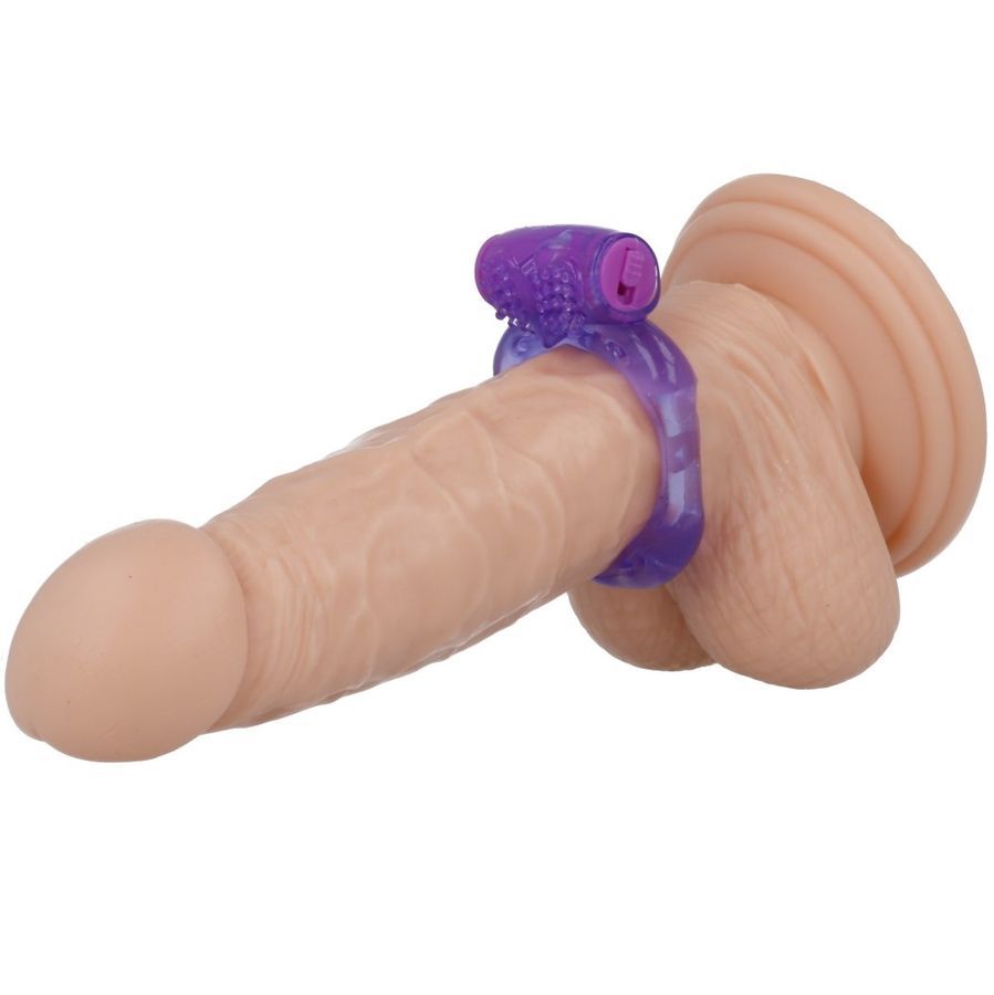 Lila Vibrationsring auf einem Penis. Ring um den Penis platziert, mit Noppen und Schmetterlingsform.