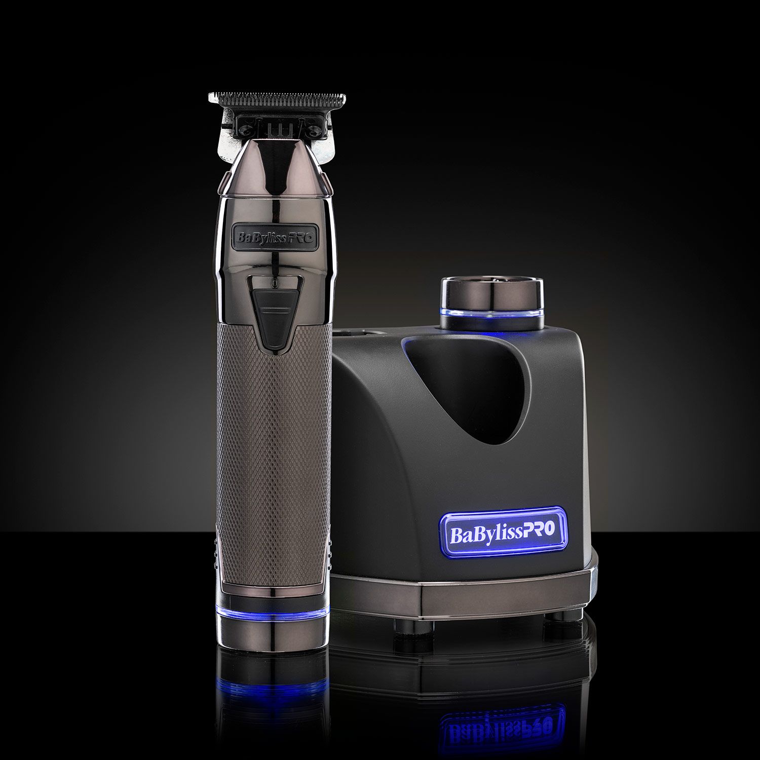 Barttrimmer mit Ladestation. Schwarz und Bronze. BaBylissPRO-Logo. Blaue LED-Beleuchtung.