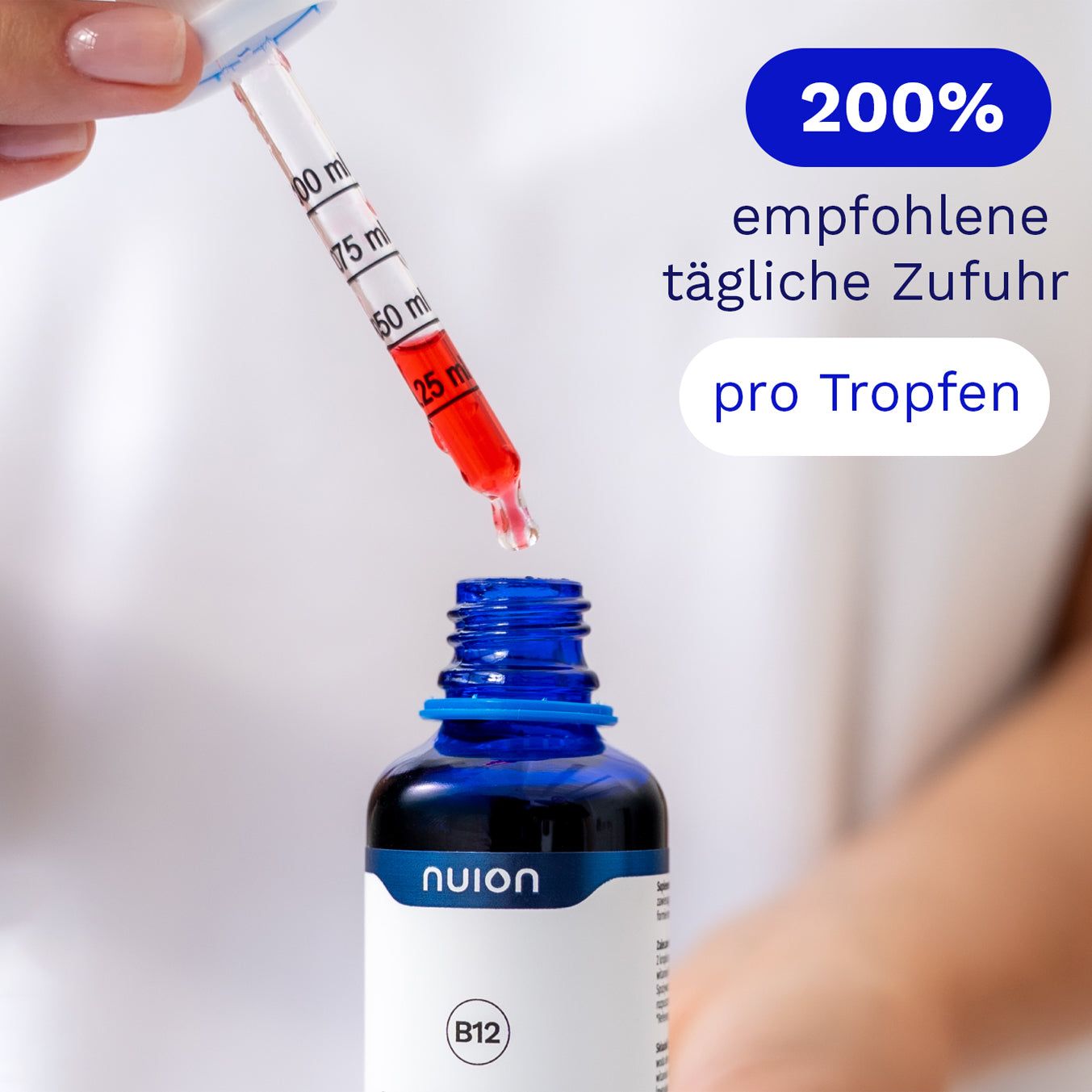 Flasche mit Vitamin B12 Methylcobalamin.