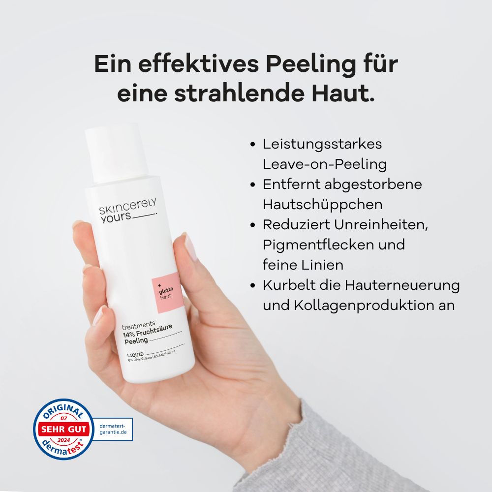 Hand hält Flasche mit Skincerely Yours Fruchtsäure Peeling. Dermatest 'Sehr Gut' Siegel.