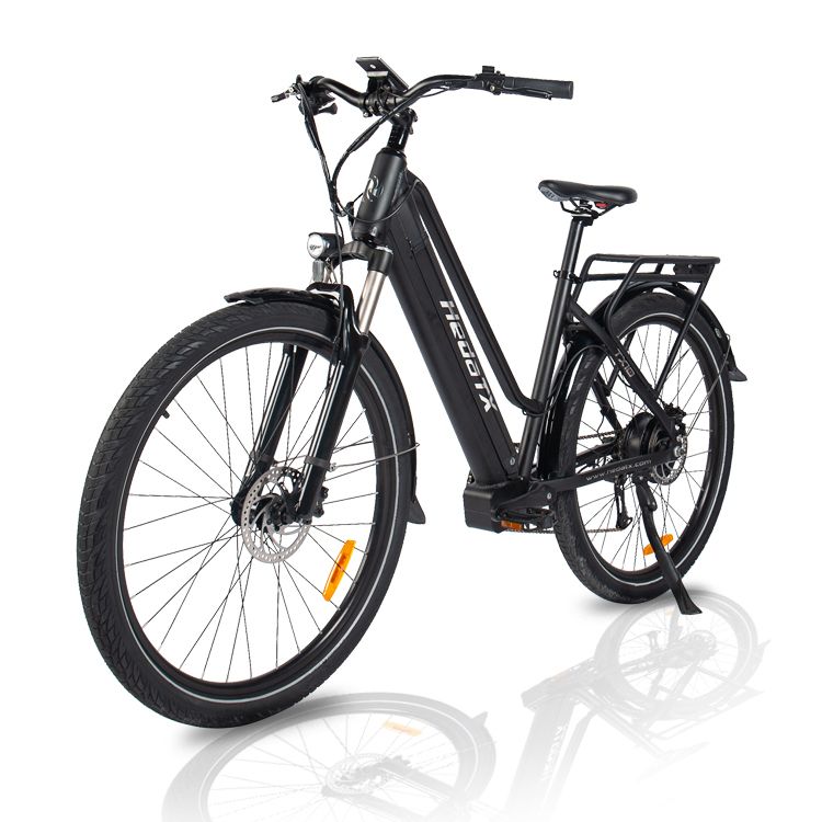 Schwarzes E-Bike HedaTX TX10. Seitenansicht. Gepäckträger, Schutzbleche, Frontlicht. Auf weißem Hintergrund.