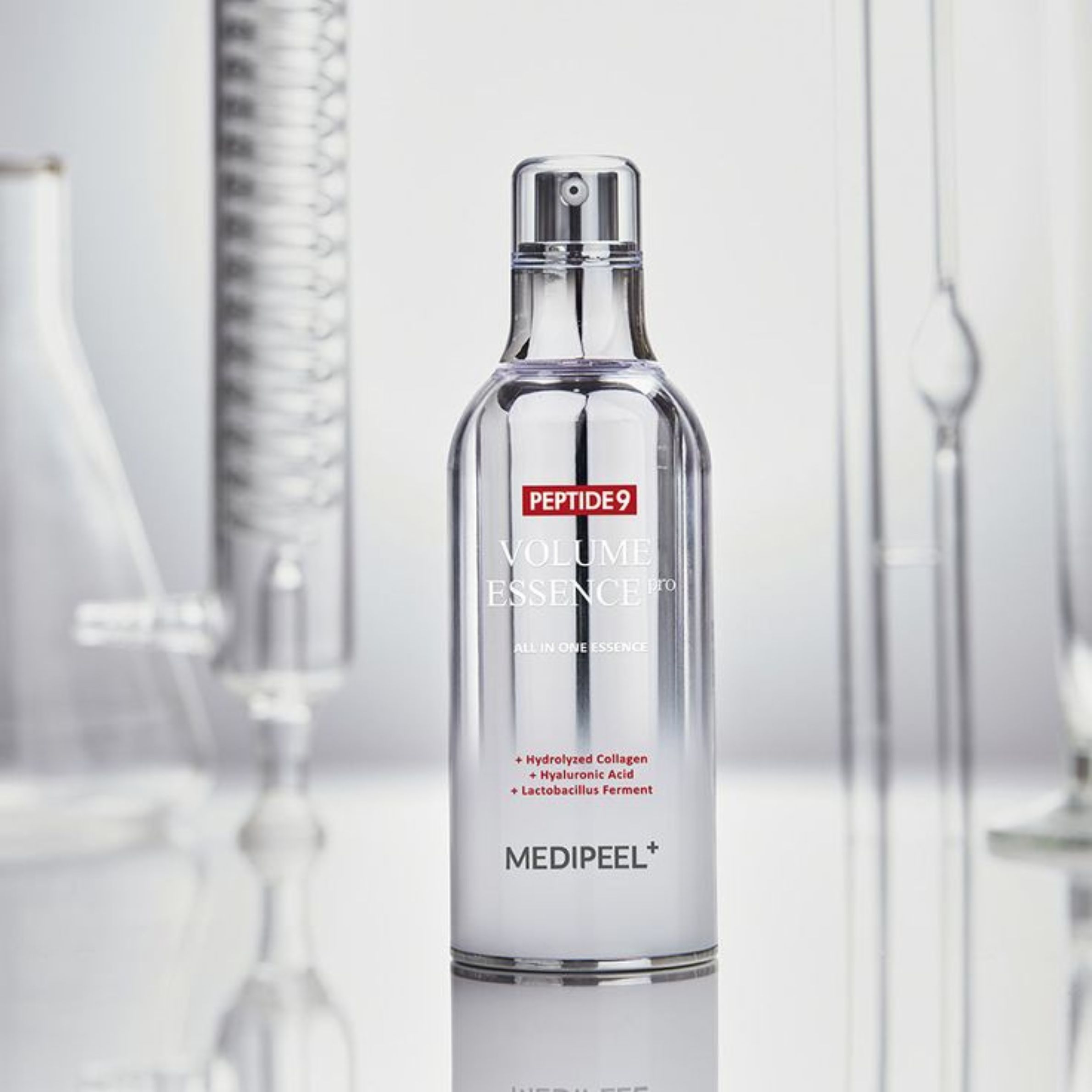 Silberne Flasche mit rotem Etikett. Text: Peptide 9 Volume Essence Pro, Inhaltsstoffe. Marke: Medipeel. Hintergrund: Labor.