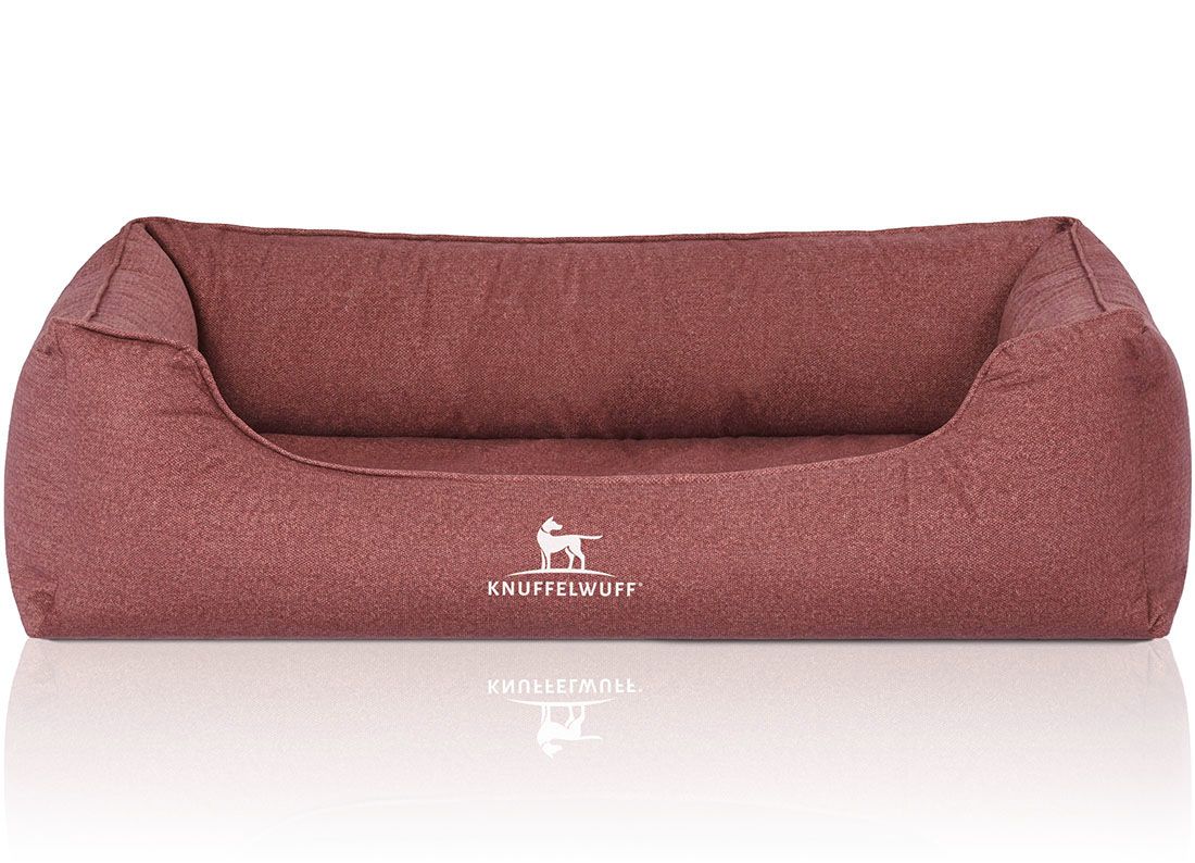 Orthopädisches Hundebett Malou, rotbraun. Rechteckige Form mit erhöhtem Rand. Knuffelwuff Logo. Stoffstruktur sichtbar.