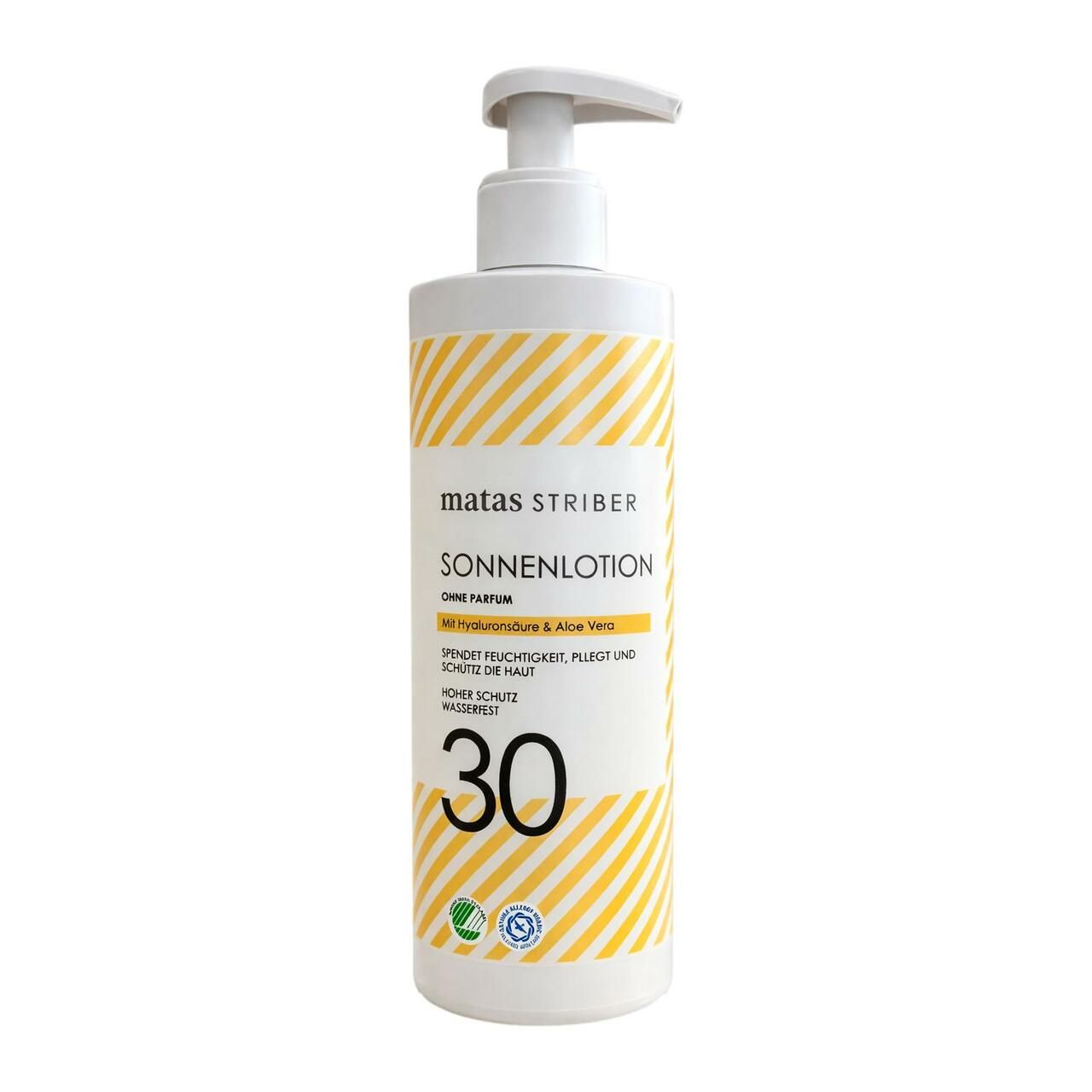 Weiße Pumpflasche mit gelben Streifen, "matas striber SONNENLOTION" und LSF 30.