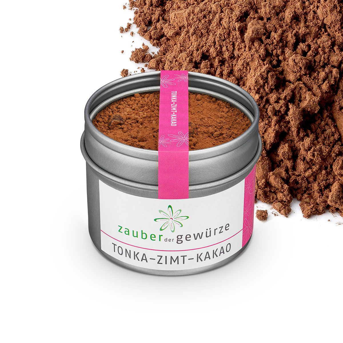 Runde Dose mit braunem Pulver, daneben Pulver. Rosa Etikett mit floralem Muster und Aufschrift: TONKA-ZIMT-KAKAO. Weißes Etikett mit Logo und Schriftzug: zauber der gewürze.