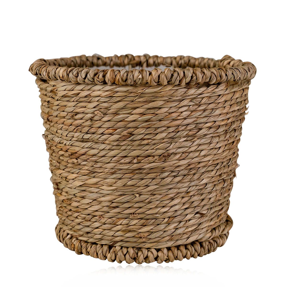 Runder, geflochtener Korb aus Naturmaterial. Der Korb hat einen breiten Rand und einen Sockel. Die Oberfläche ist hellbraun.