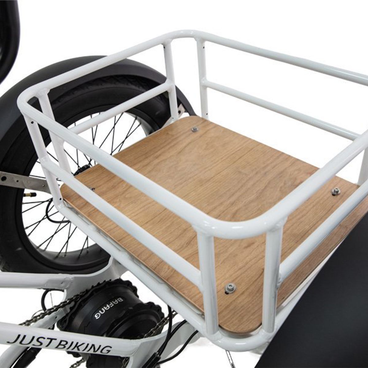 Weißer Metallkorb mit Holzplatte. Schwarzes Hinterrad und Kotflügel. Aufschrift JUST BIKING.