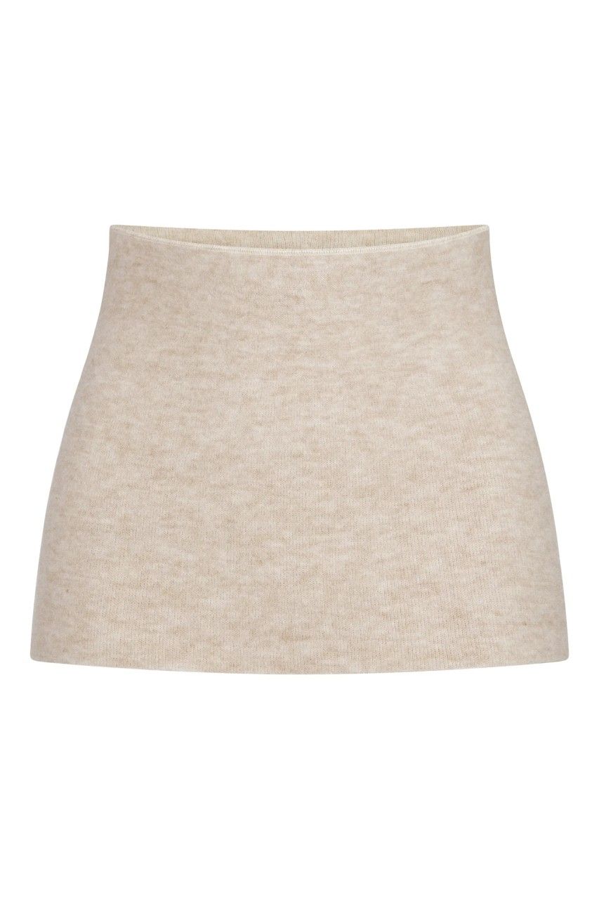 Beigefarbener Rückenwärmer. Zylindrische Form, breiter Bund, aus weichem Material. Für den Rückenbereich.