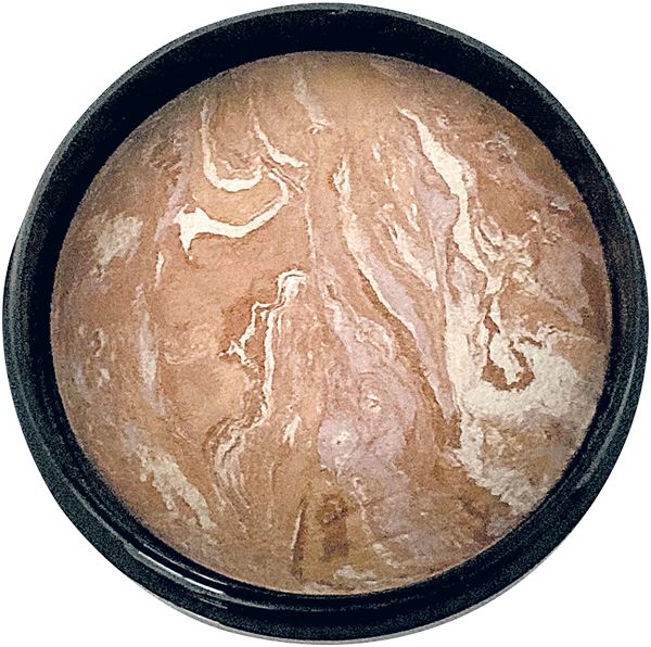 Runde Kosmetikdose mit bronzefarbenem Puder. Das Puder hat eine marmorierte Textur mit helleren Streifen.