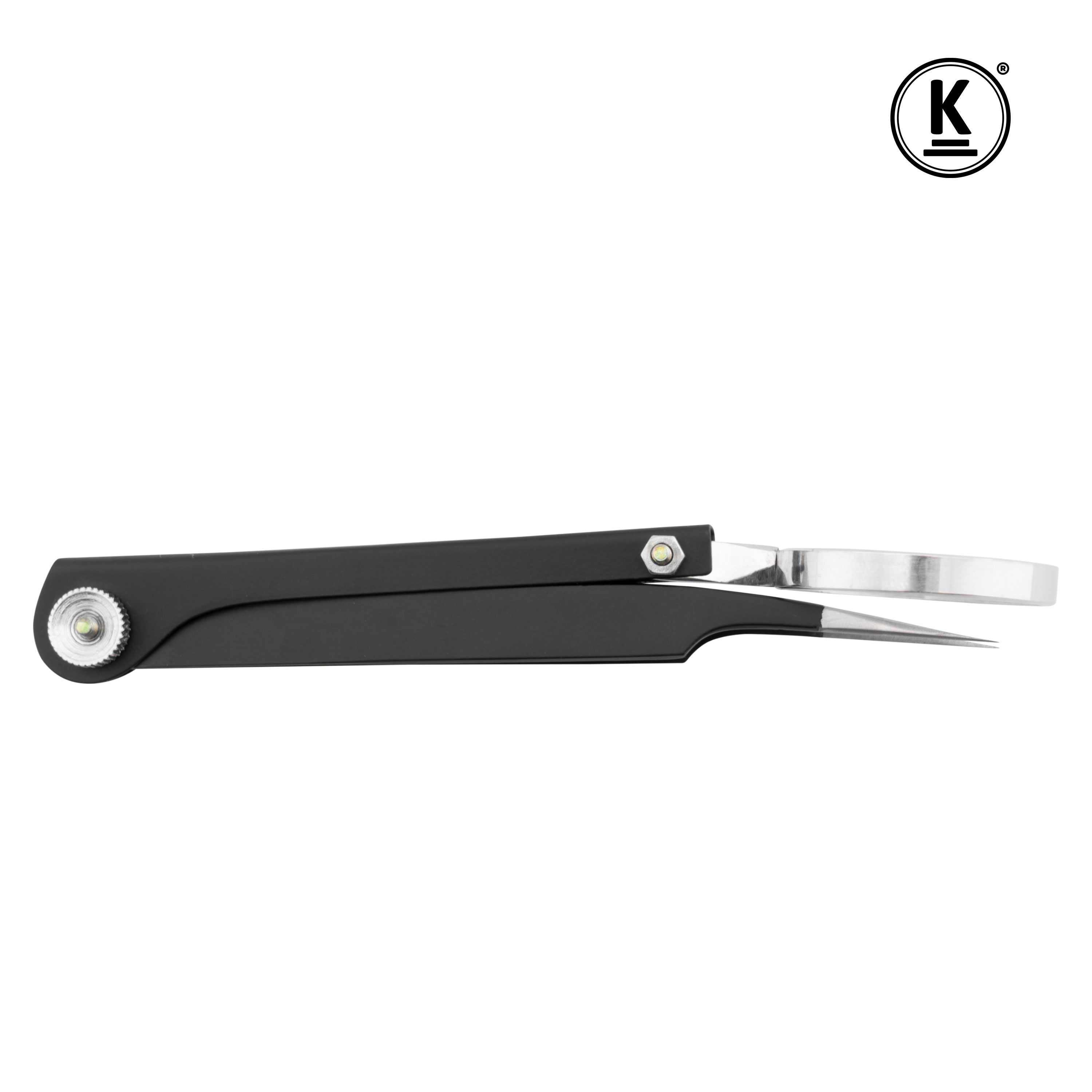 Geschlossene schwarze Pinzette mit Lupe. Metallspitzen, K-Logo. Seitliche Ansicht.