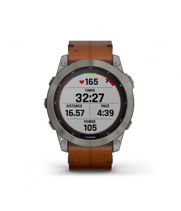 Smartwatch mit braunem Lederarmband. Rundes Zifferblatt mit Anzeige von Herzfrequenz, Timer, Distanz, Tempo und Leistung. Marke: Garmin.