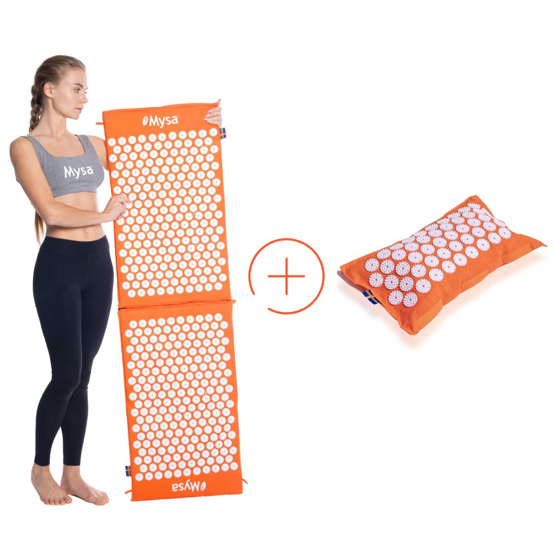 Frau hält eine orangefarbene Akupressurmatte und ein Kissen. Das Produkt ist sichtbar. Plus-Zeichen zwischen den Produkten.